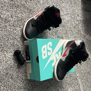 Nike Dunk High Pro SB 
Black and Red High-Top Sneakers Men Size  9